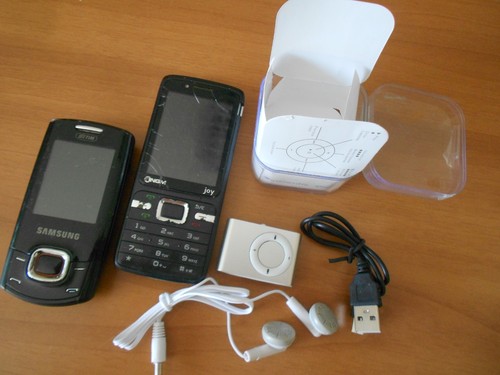 Due vecchi telefoni - telefoni, cellulari